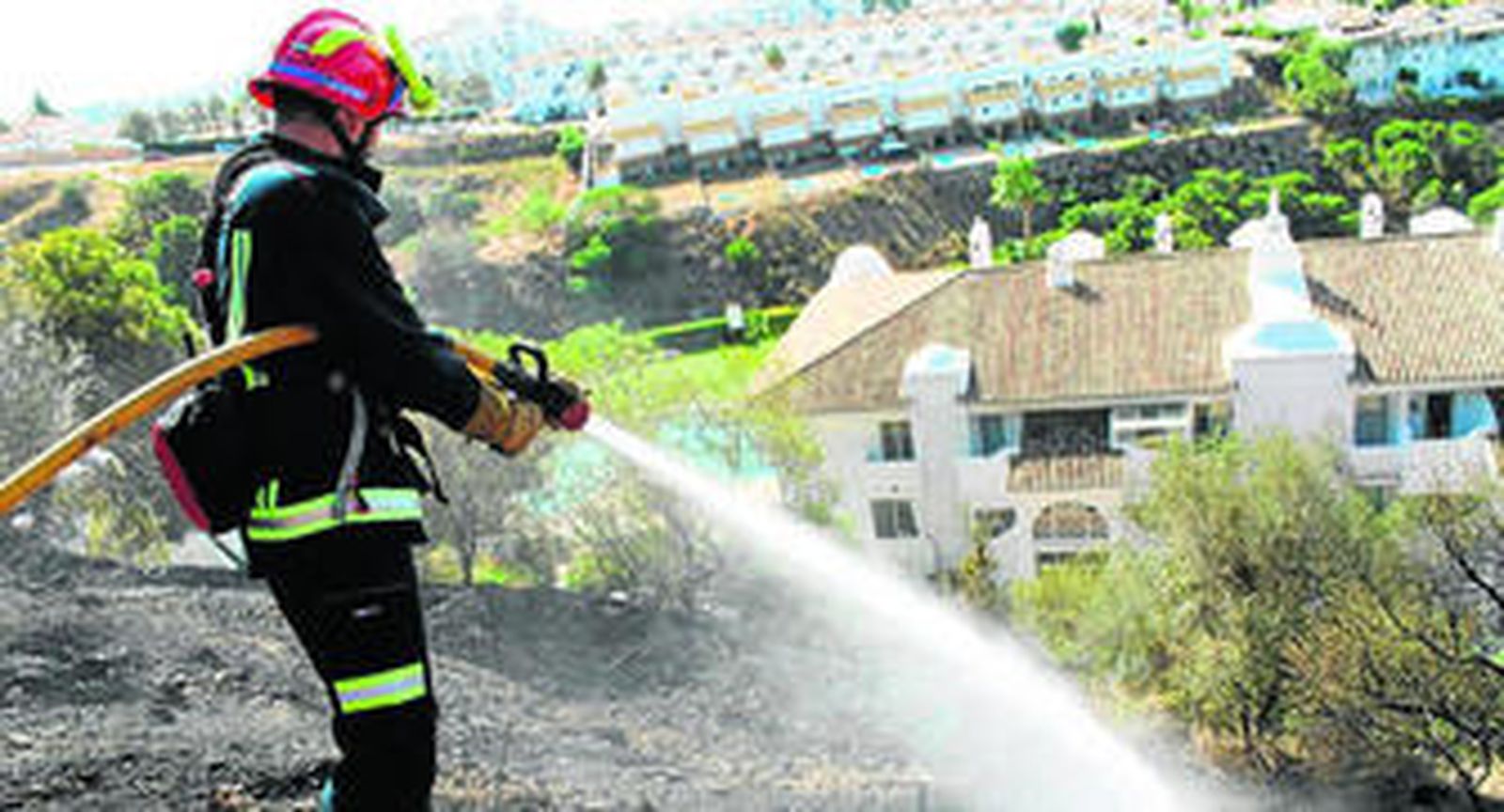 Un bombero refrescaba ayer la zona para eliminar cualquier posibilidad de rescoldos.