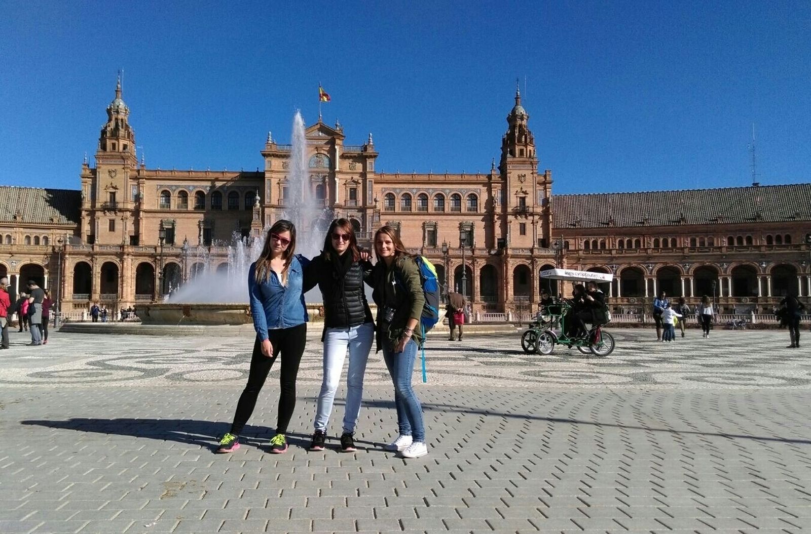 Tres jóvenes europeas en la FAAM