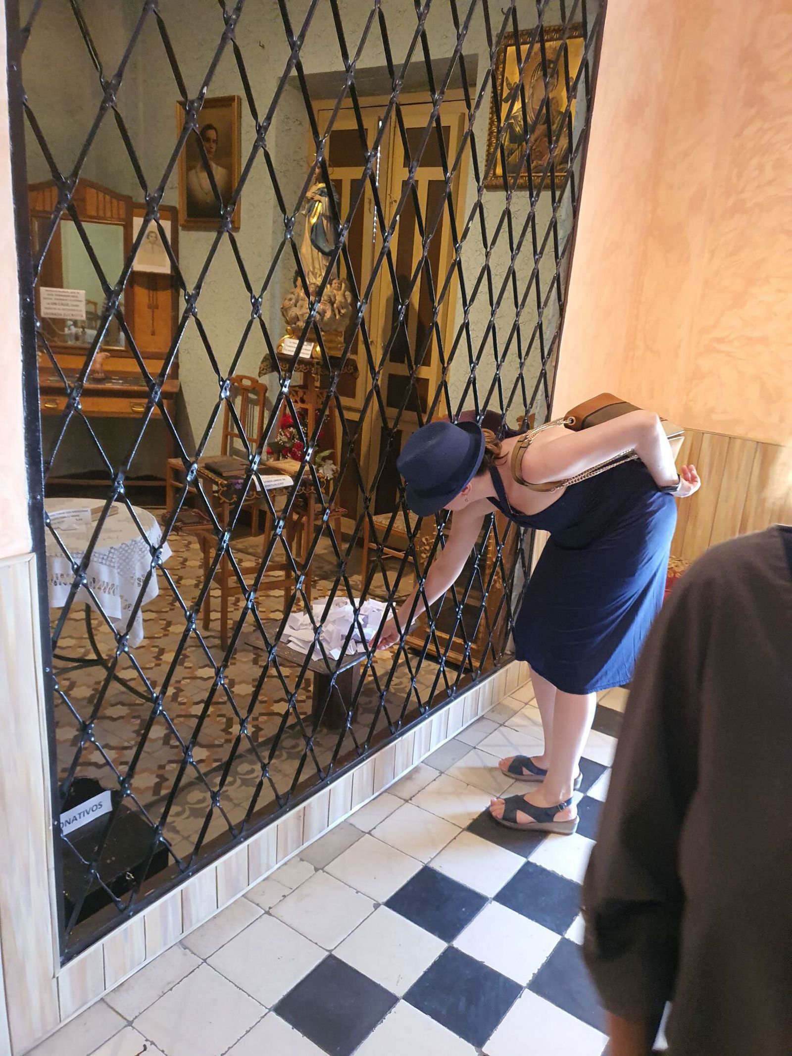 Una mujer deposita un papel con una petición a Conchita Barrecheguren