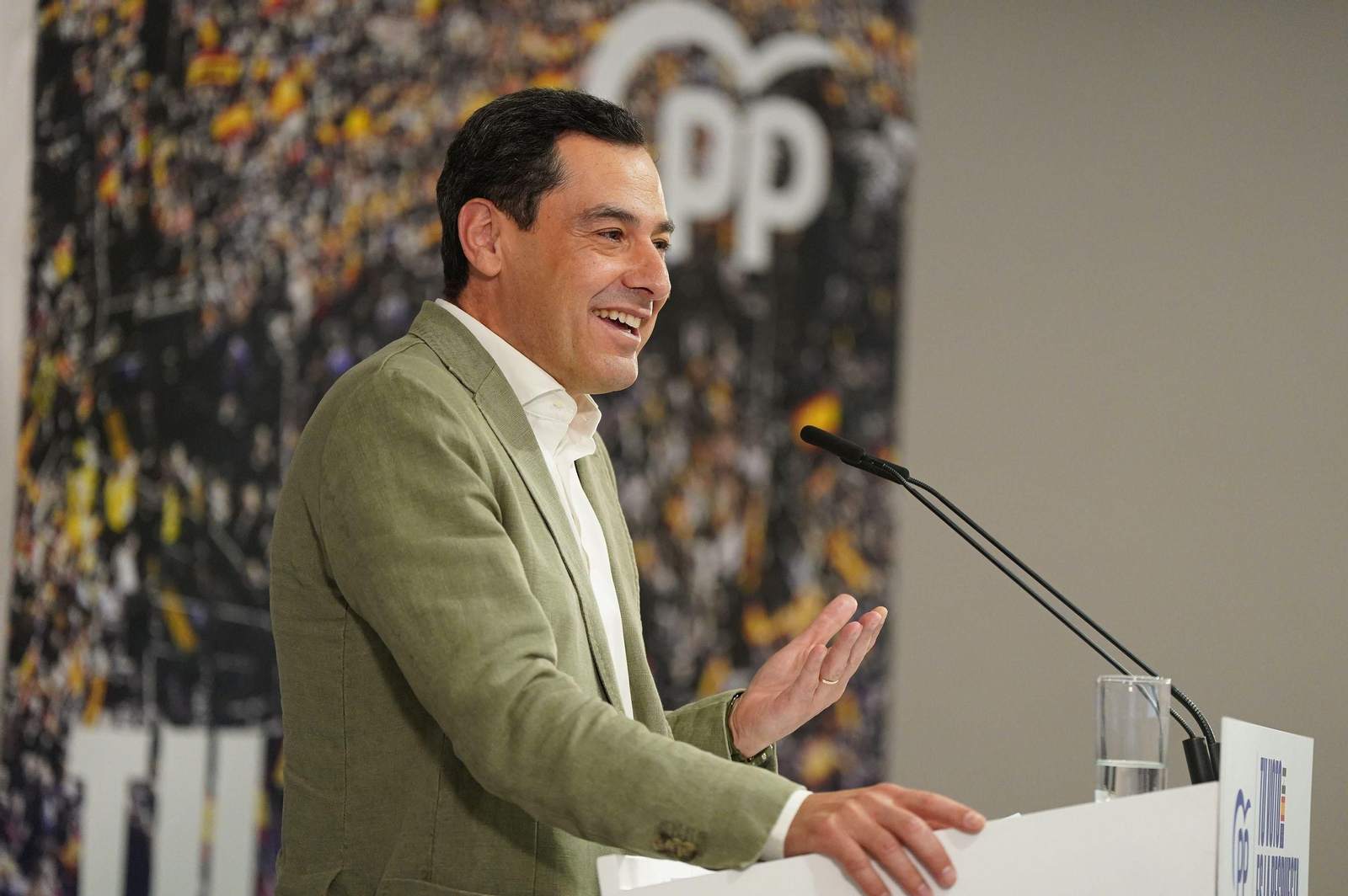 Juanma Moreno reivindica en Vélez-Málagalas actuaciones del PP en materia de agua.