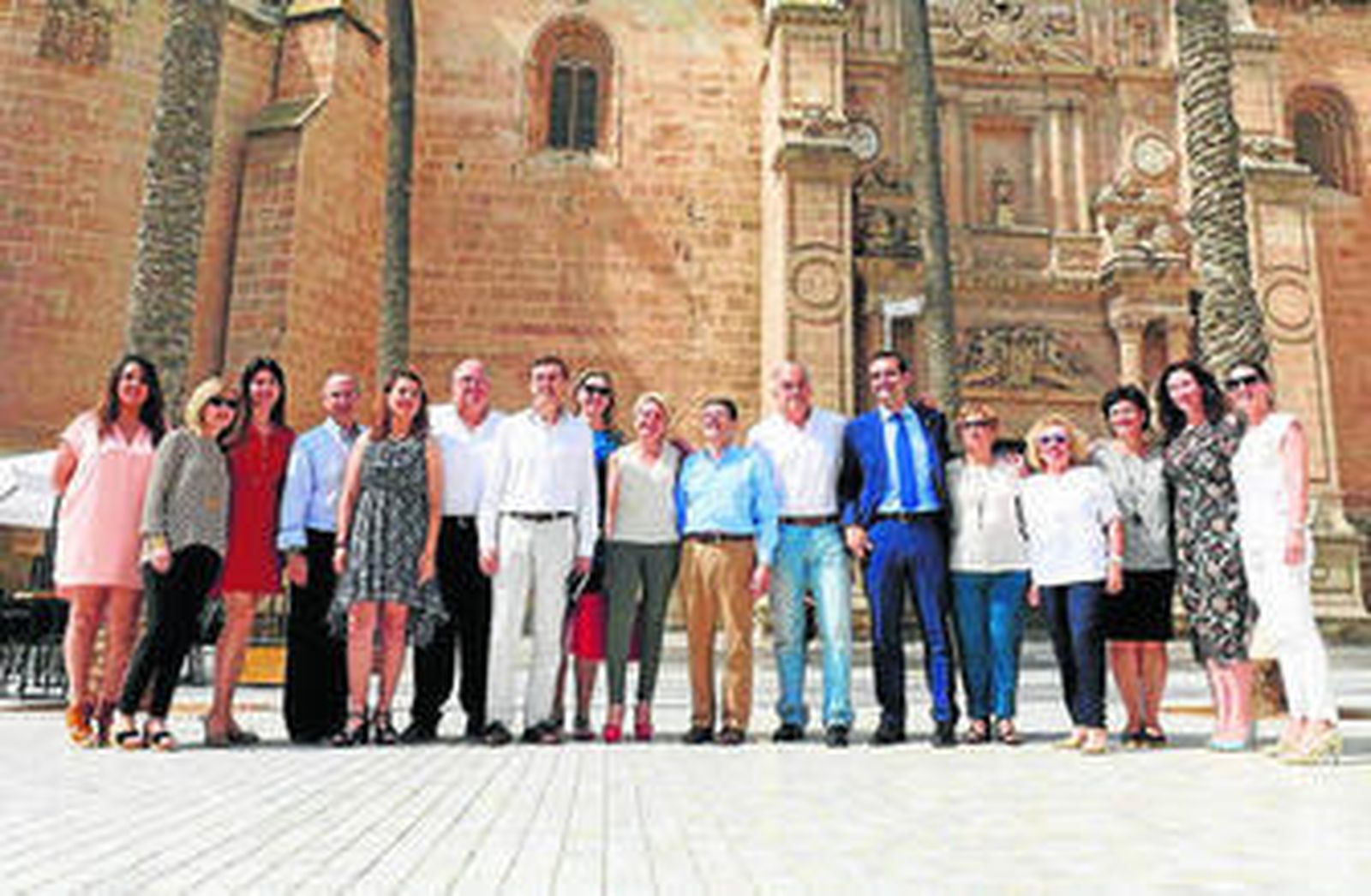 Hernando, rodeado por compañeros de partido y mujeres emprendedoras en la Plaza de la Catedral.