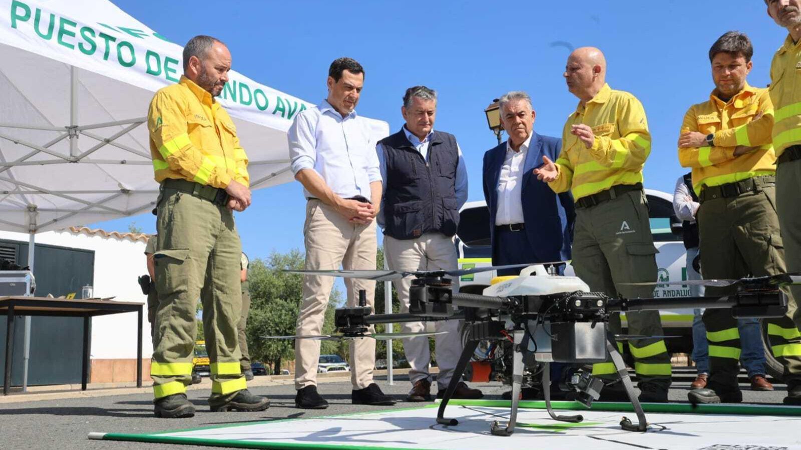 Juanma Moreno atiende las explicaciones sobre un dron del Infoca.