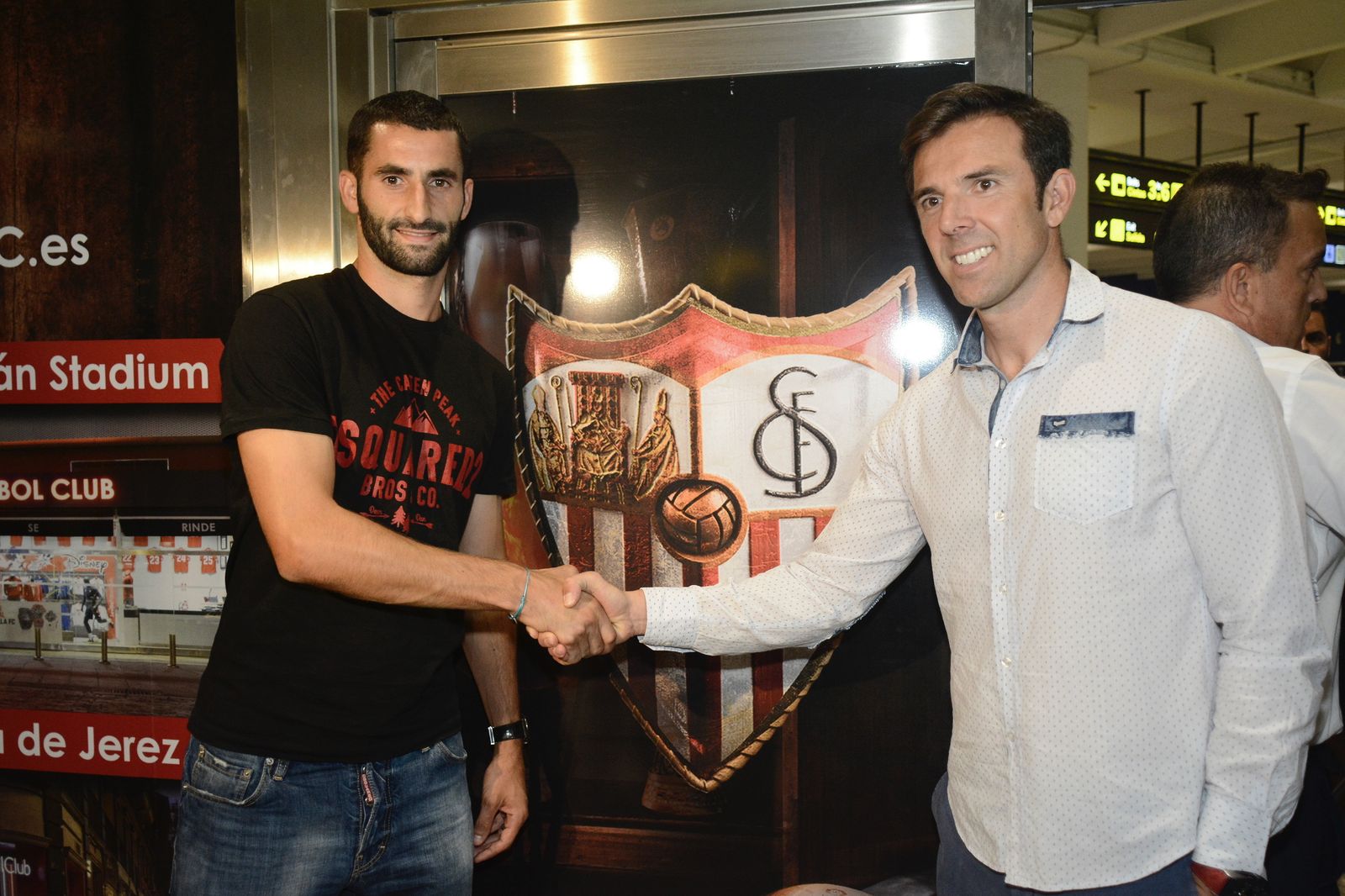 Gonalons posa con Marchena en el aeropuerto de Sevilla.