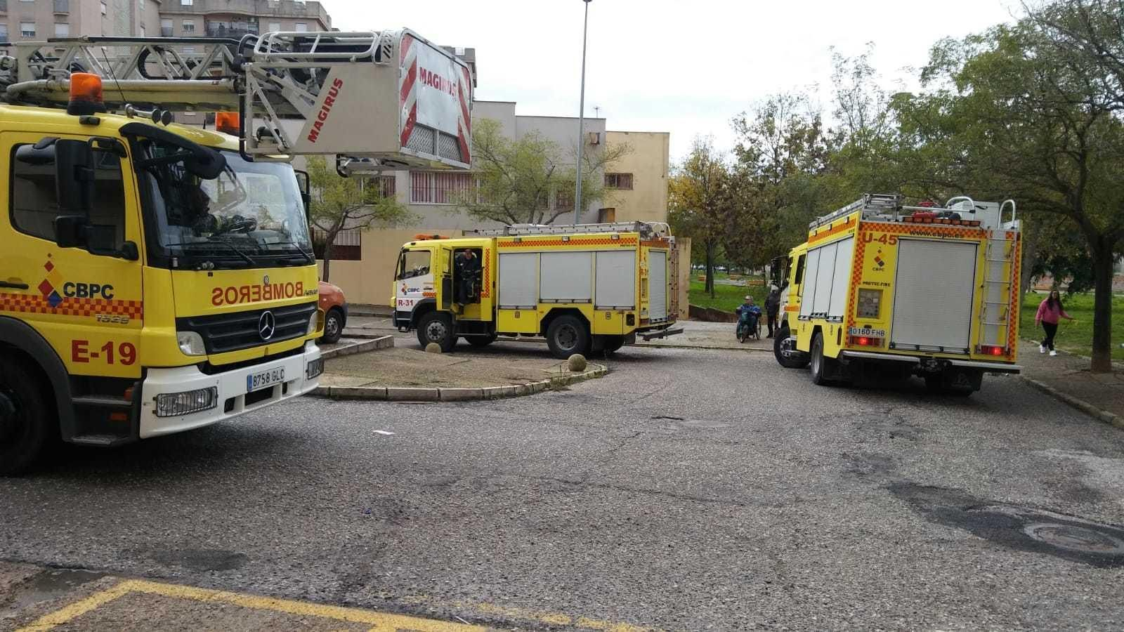 El Cuerpo de Bomberos desplazó cuatro vehículos hasta el lugar del incendio.