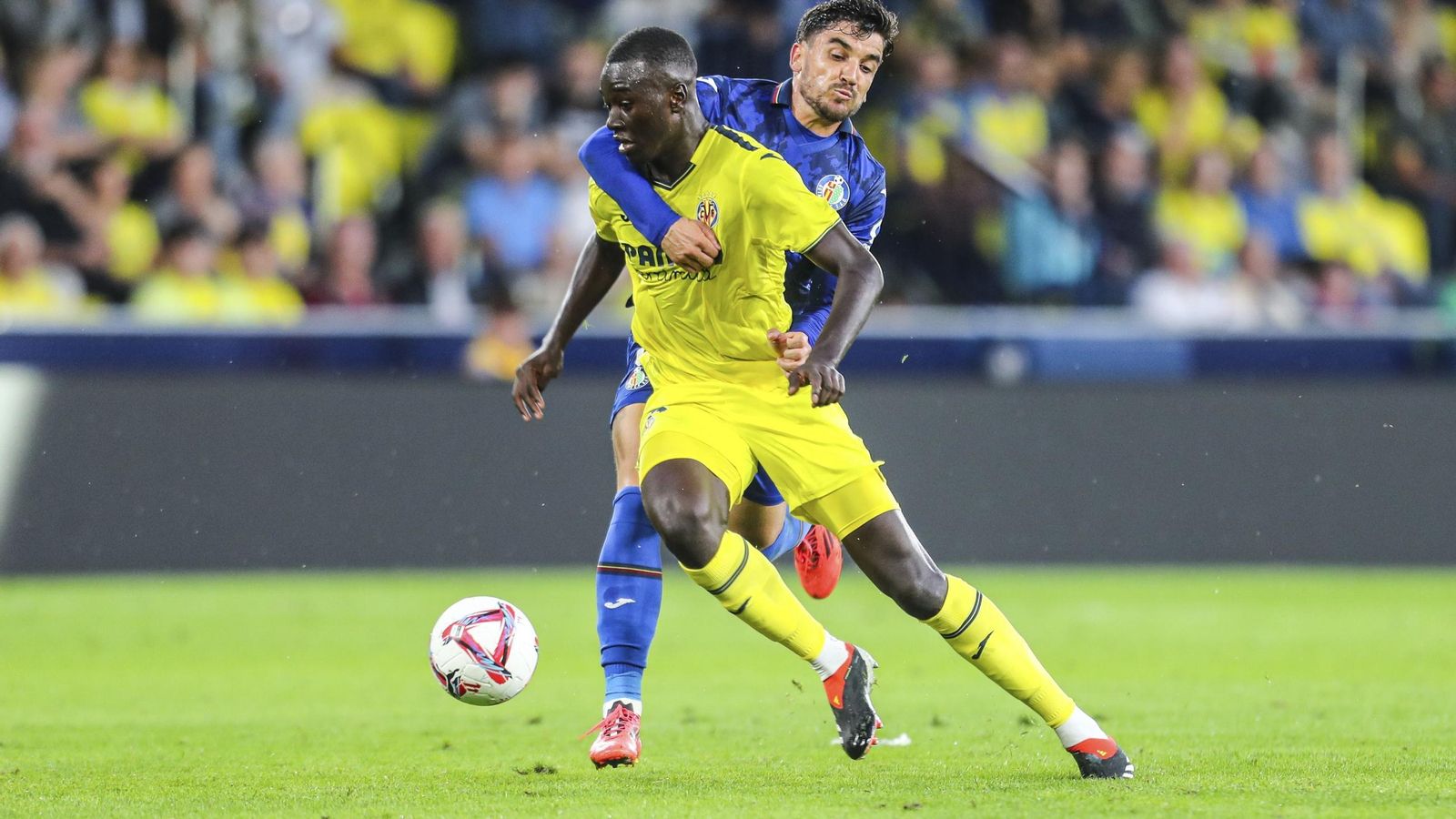 Pape Gueye se lleva la pelota pese a la presión de Arambarri en un Villarreal-Getafe.