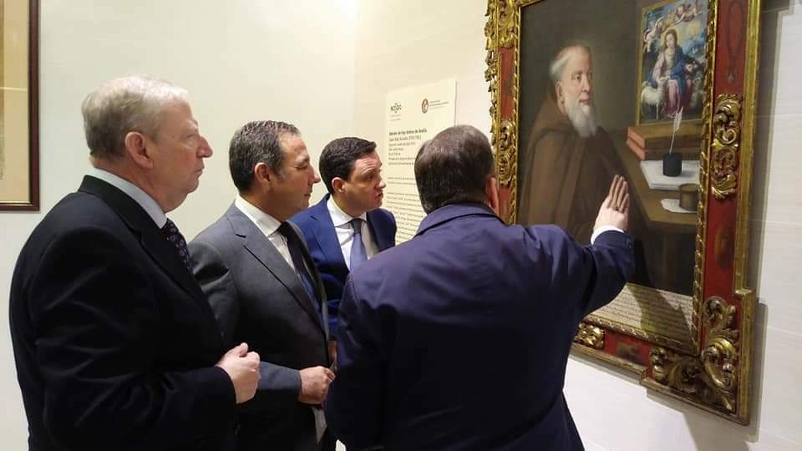 El profesor Roda Peña explica los detalles del cuadro a las autoridades.