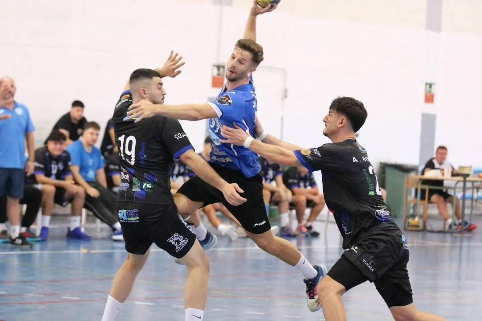 Un jugador del Cantera Sur El Ejido trata de disparar ante la oposición de dos rivales.