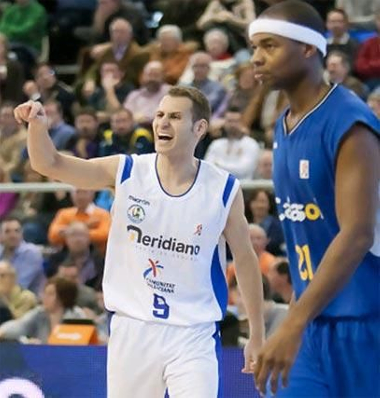 Pedro Llompart da instrucciones a sus compañeros.

Foto: Javier Bernal