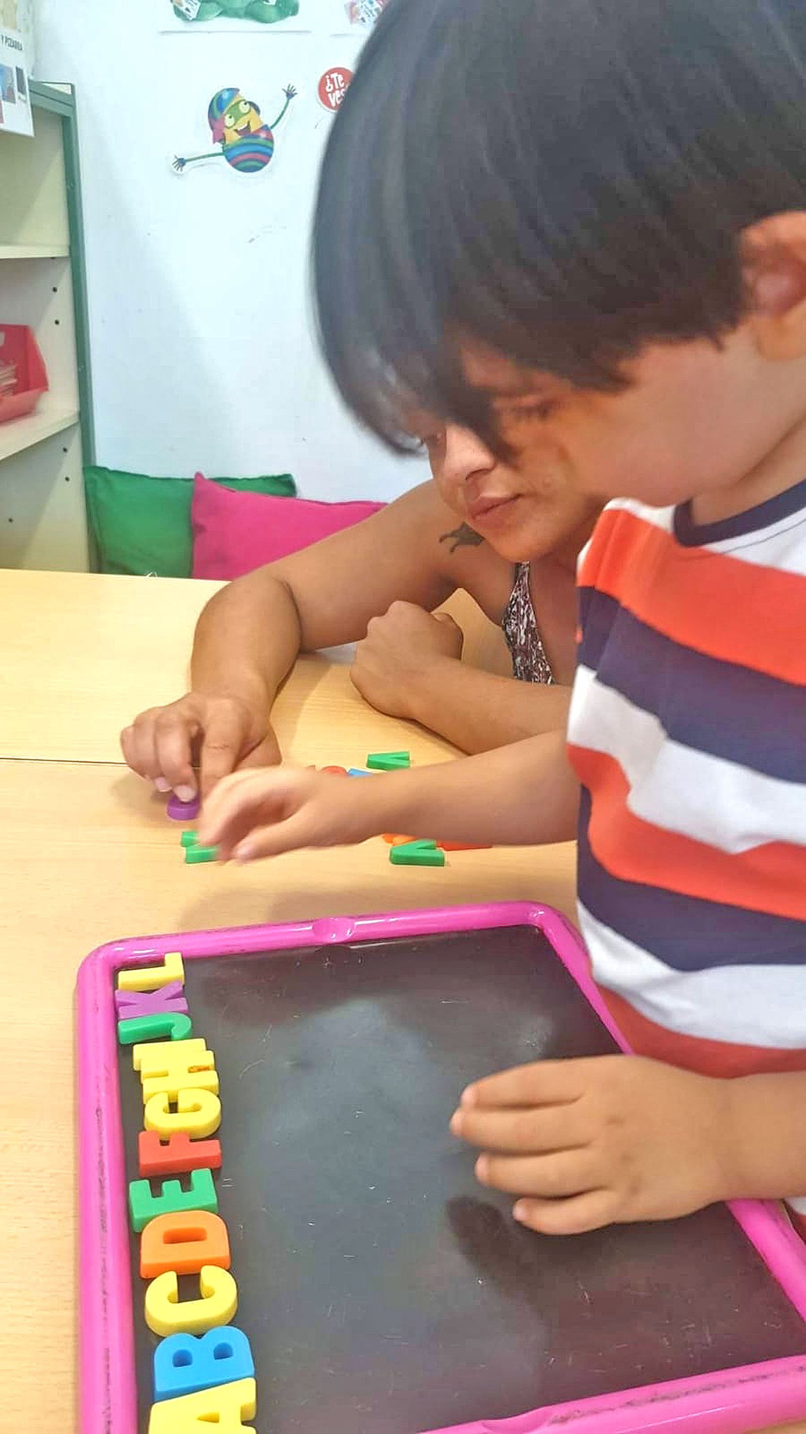 El hijo de Ana jugando con su tía