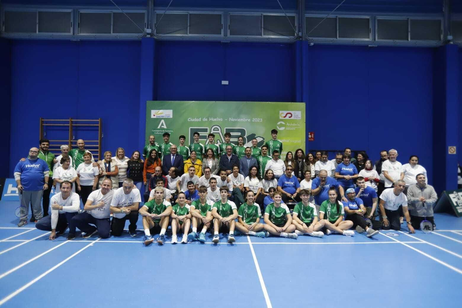 Foto de familia en la presentación del curso del Centro Andaluz de Tecnificación Deportiva de Bádminton de Huelva.