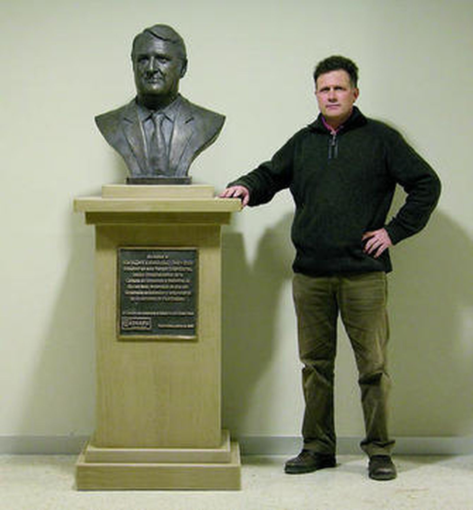 El escultor junto al busto de Manuel Buendía.