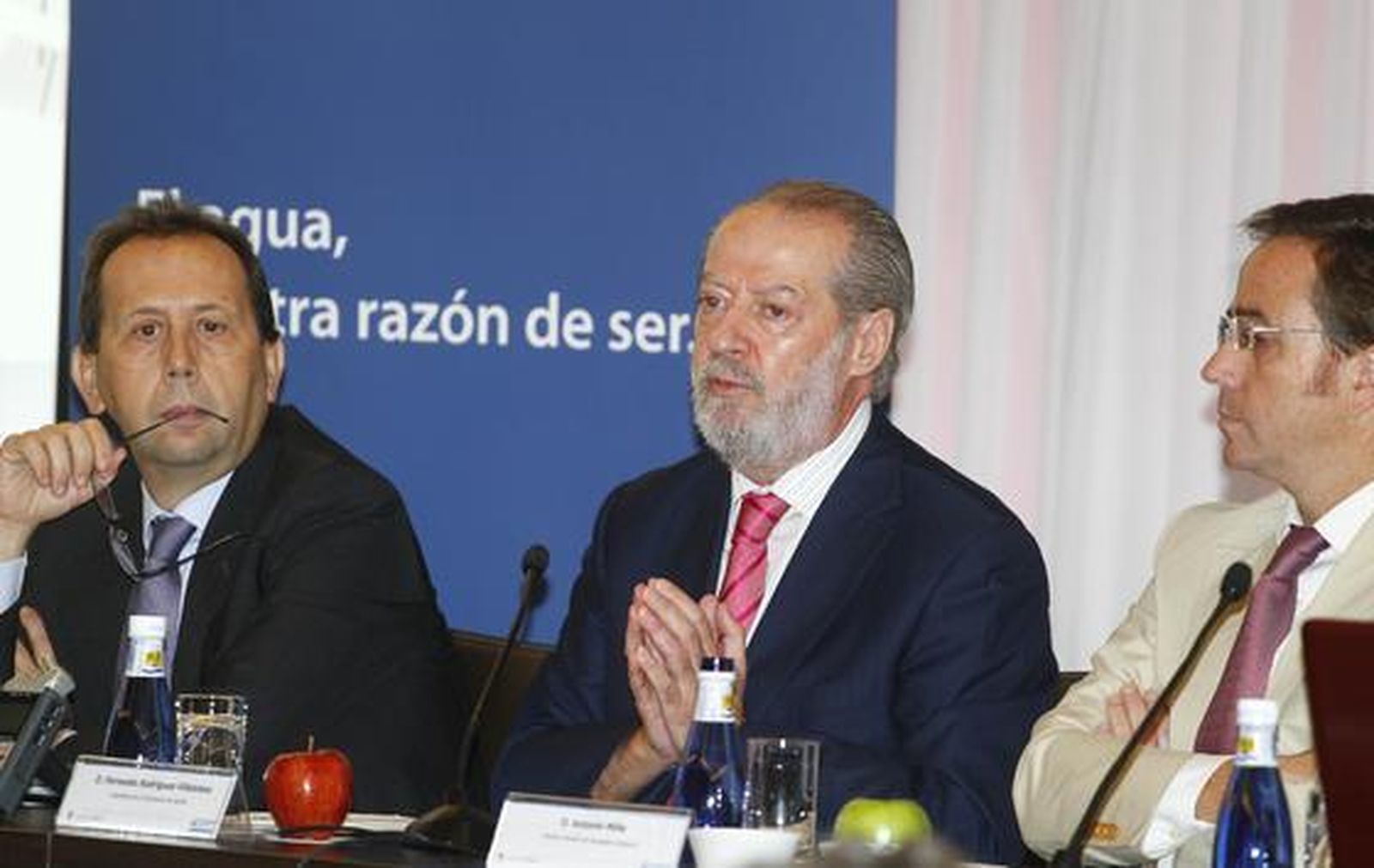 José Antonio Carrizosa, director de 'Diario de Sevilla'; Fernando Rodríguez Villalobos, presidente de la Diputación de Sevilla, y Antonio Milla, director general de Aquagest Andalucía.  Foto: Victoria Hidalgo