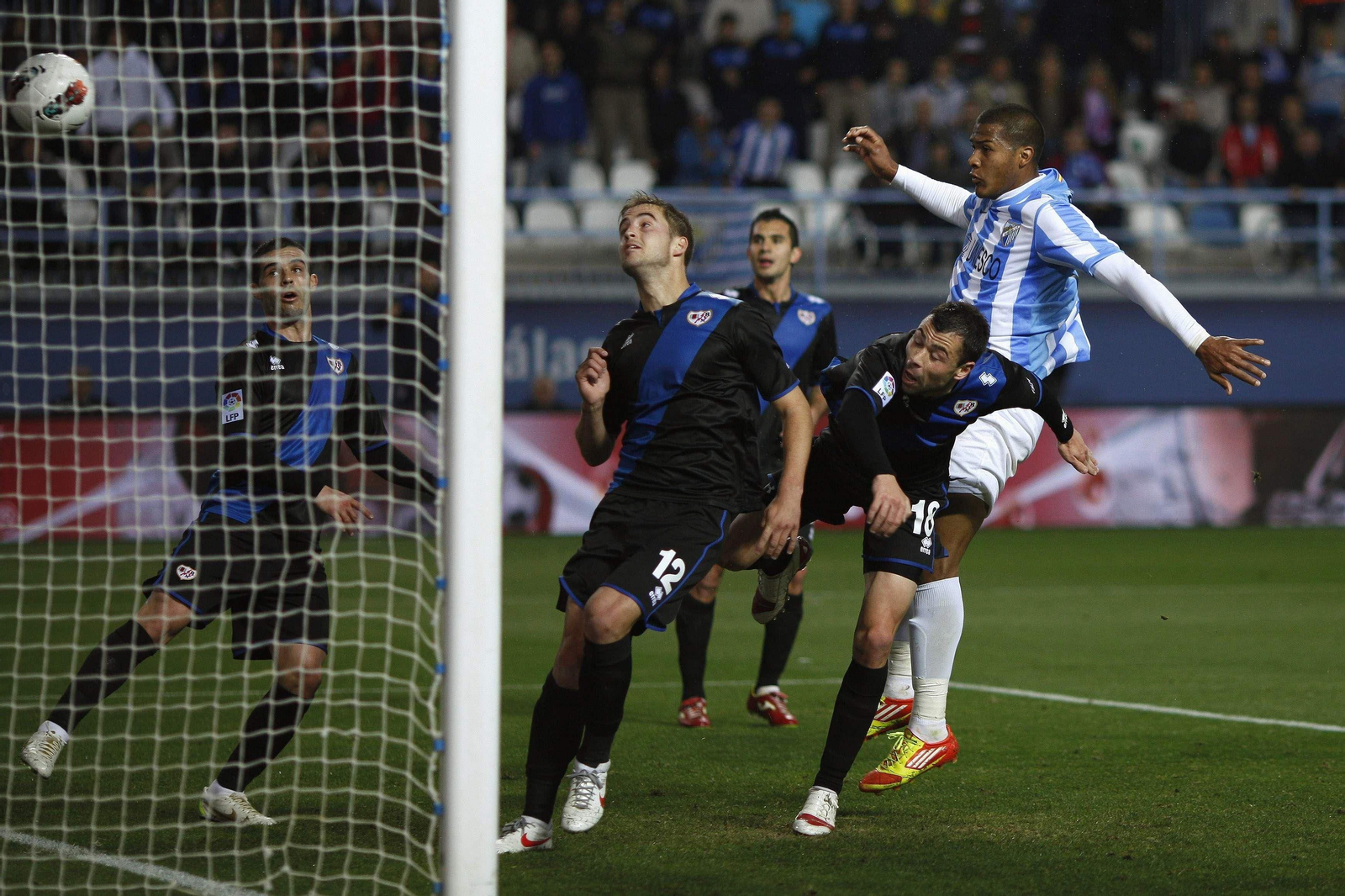 Rondón marcó de cabeza un gol al Rayo Vallecano.