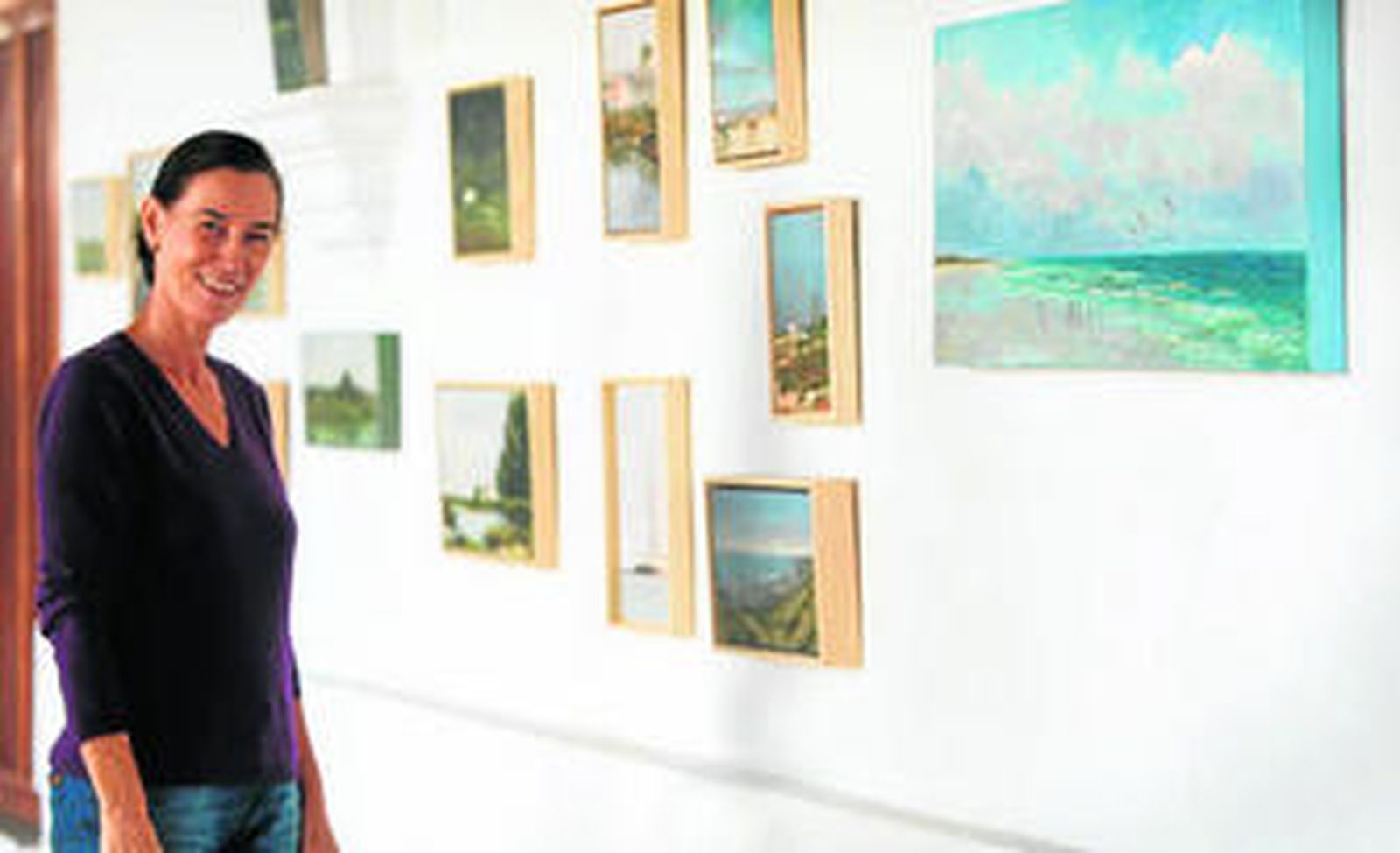 Bibiana González-Gordon posa junto a algunos de sus cuadros en la sala de arte Tío Pepe, ayer.