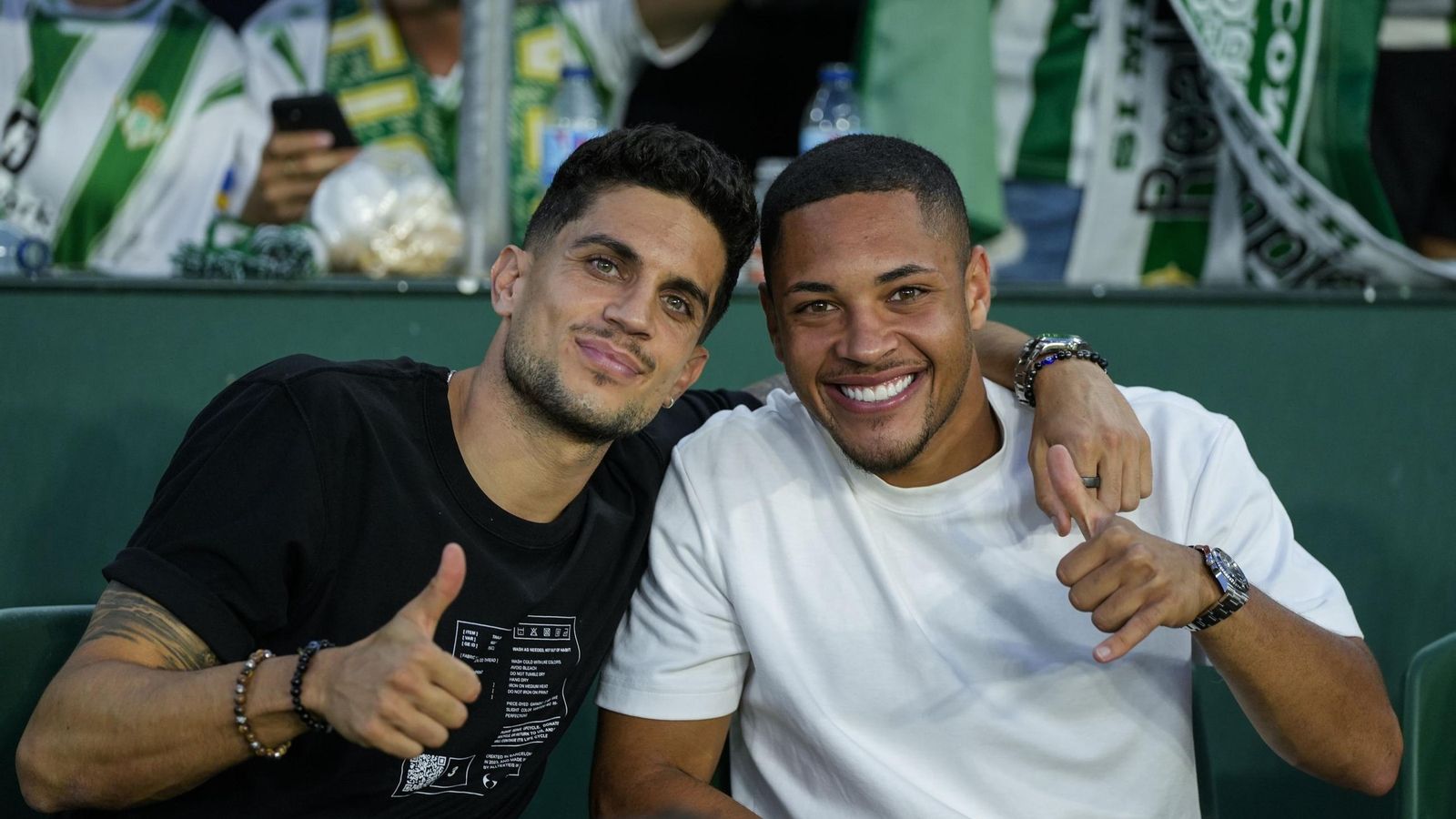 Marc Bartra y Vitor Roque posan juntos en el partido ante el Kryvbas disputado en verano en el Benito Villamarín.