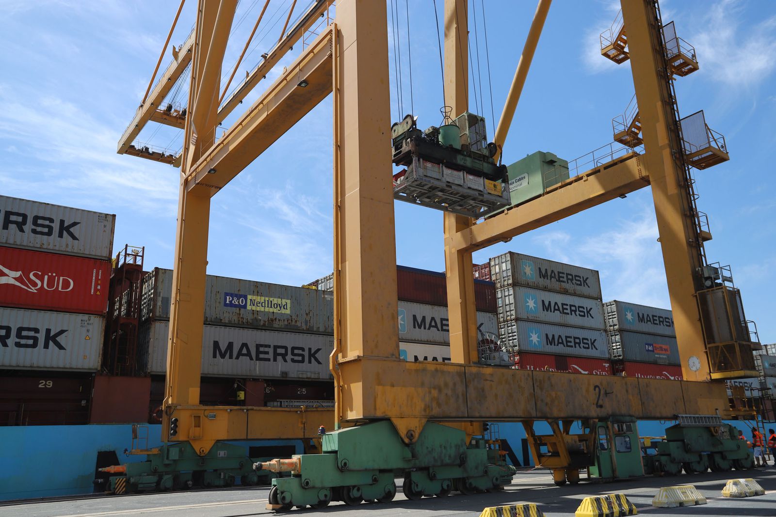 Imágenes de la llegada del buque Maersk al Puerto de Huelva, que abre las escalas con la línea entre Leixoes y Algeciras