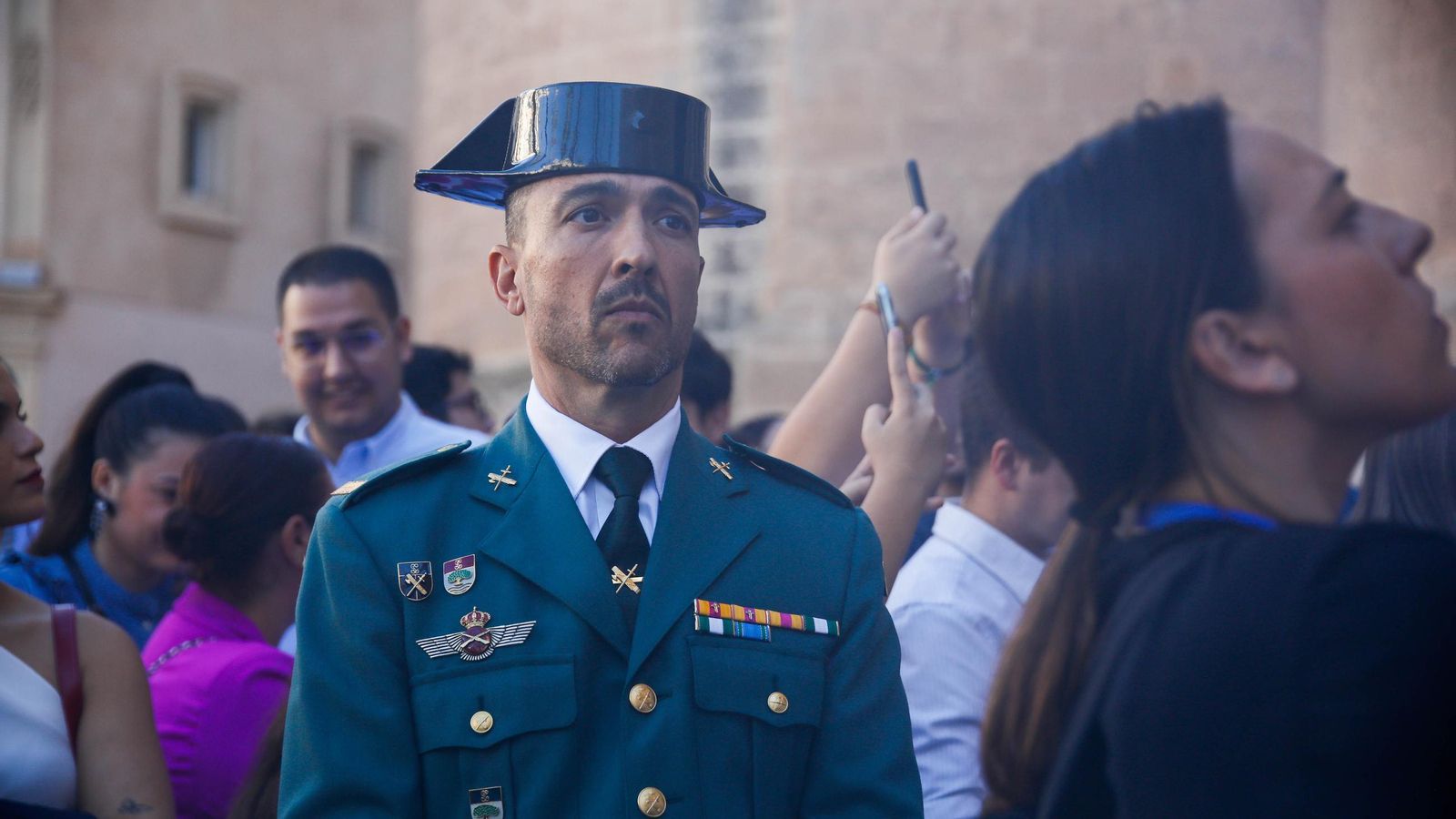 Vea la salida de la Hermandad de Los Ángeles de la Catedral de Almería