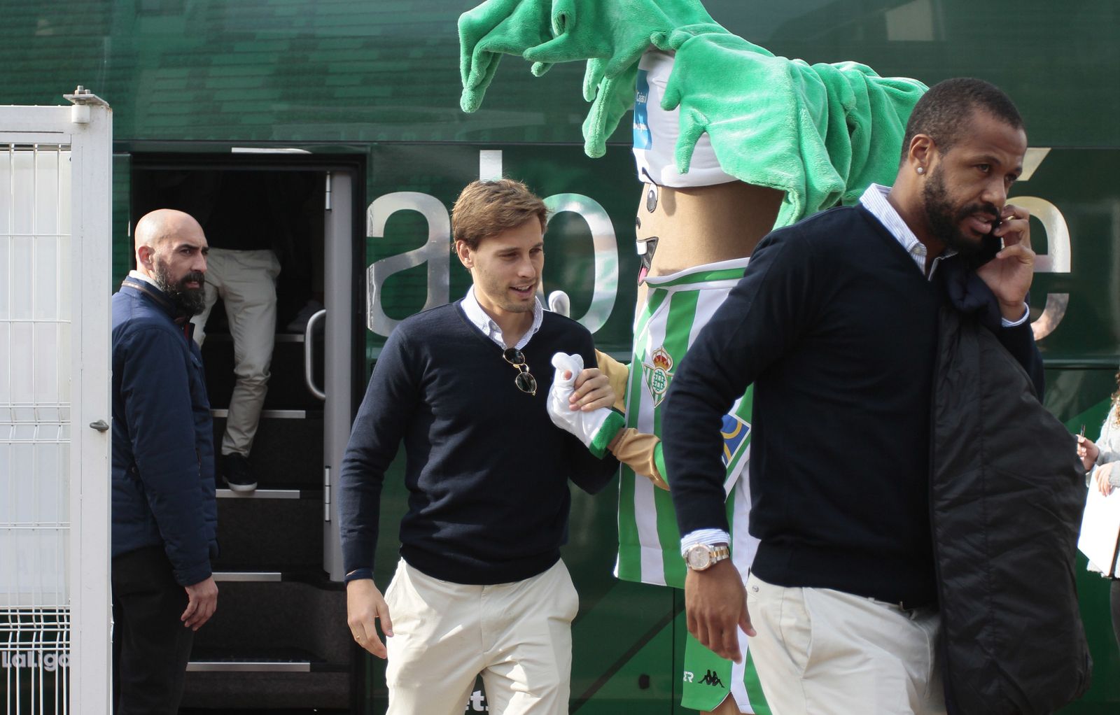 Sergio Canales saluda a Palmerín.