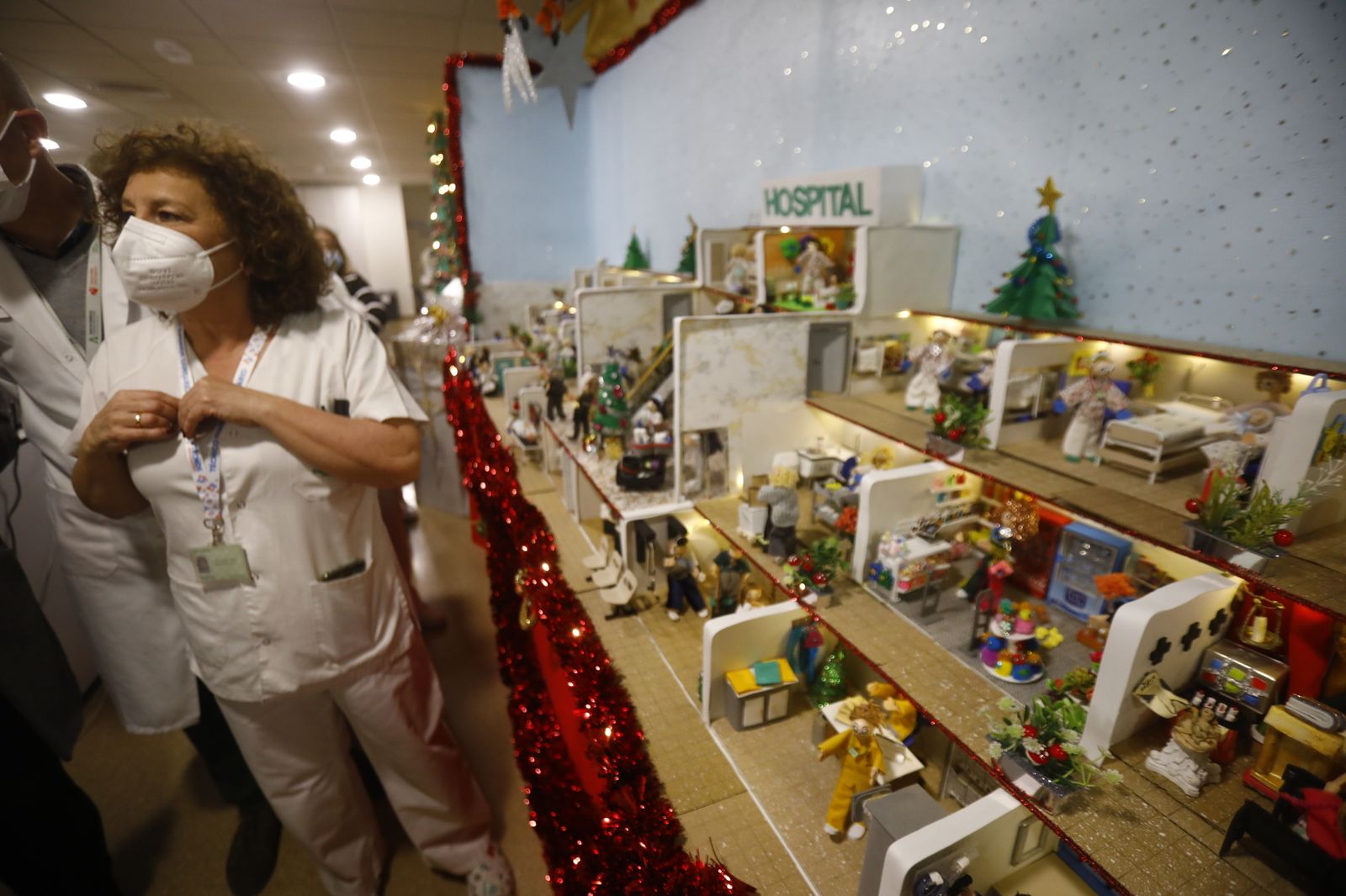 El Hospital Reina Sofía enciende la Navidad, en imágenes
