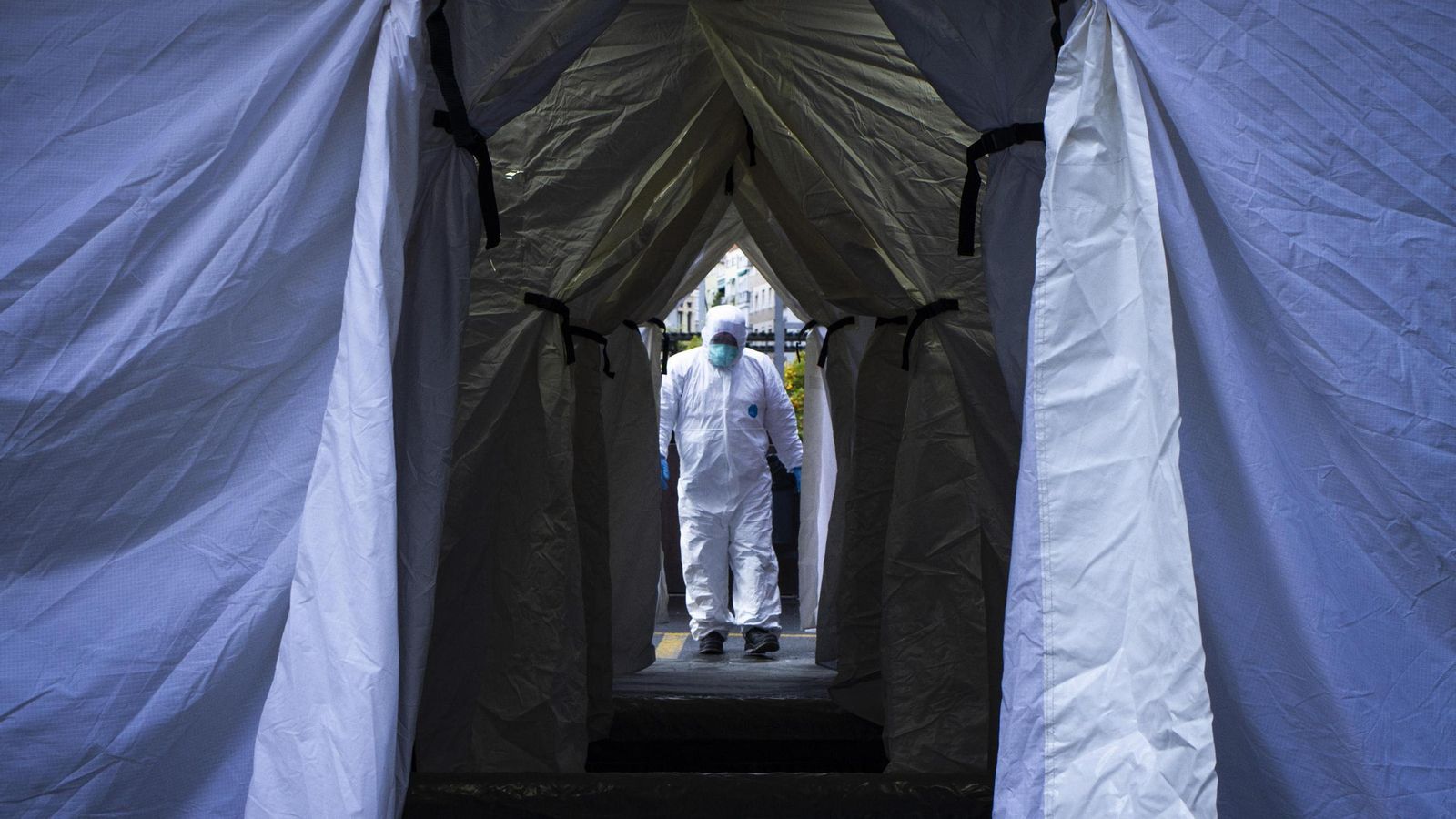Limpieza de sanitarios y de ambulancias en el hospital Virgen de las Nieves de Granada durante el estado de alerta por coronavirus