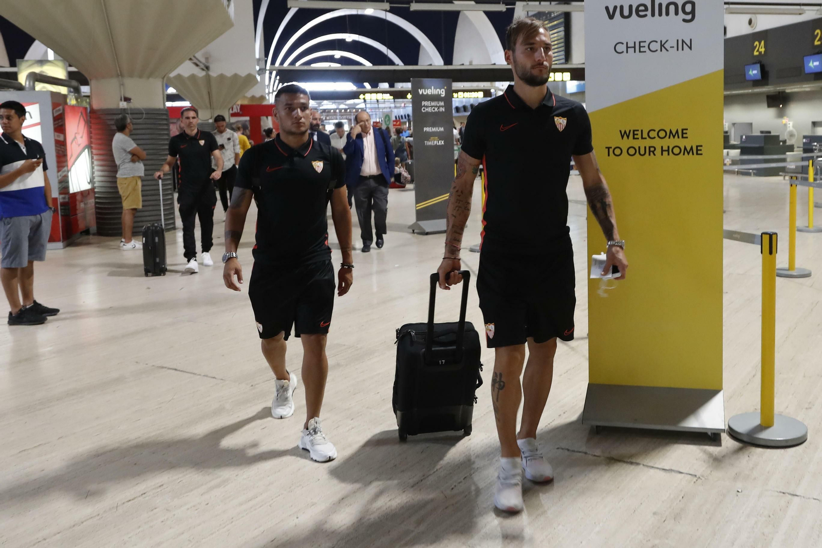 Gudelj y Rony Lopes, en el aeropuerto de San Pablo, antes de viajar a Barcelona.