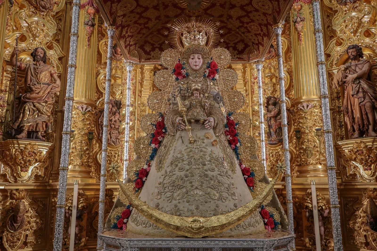 La Virgen del Rocío entronizada en su paso.