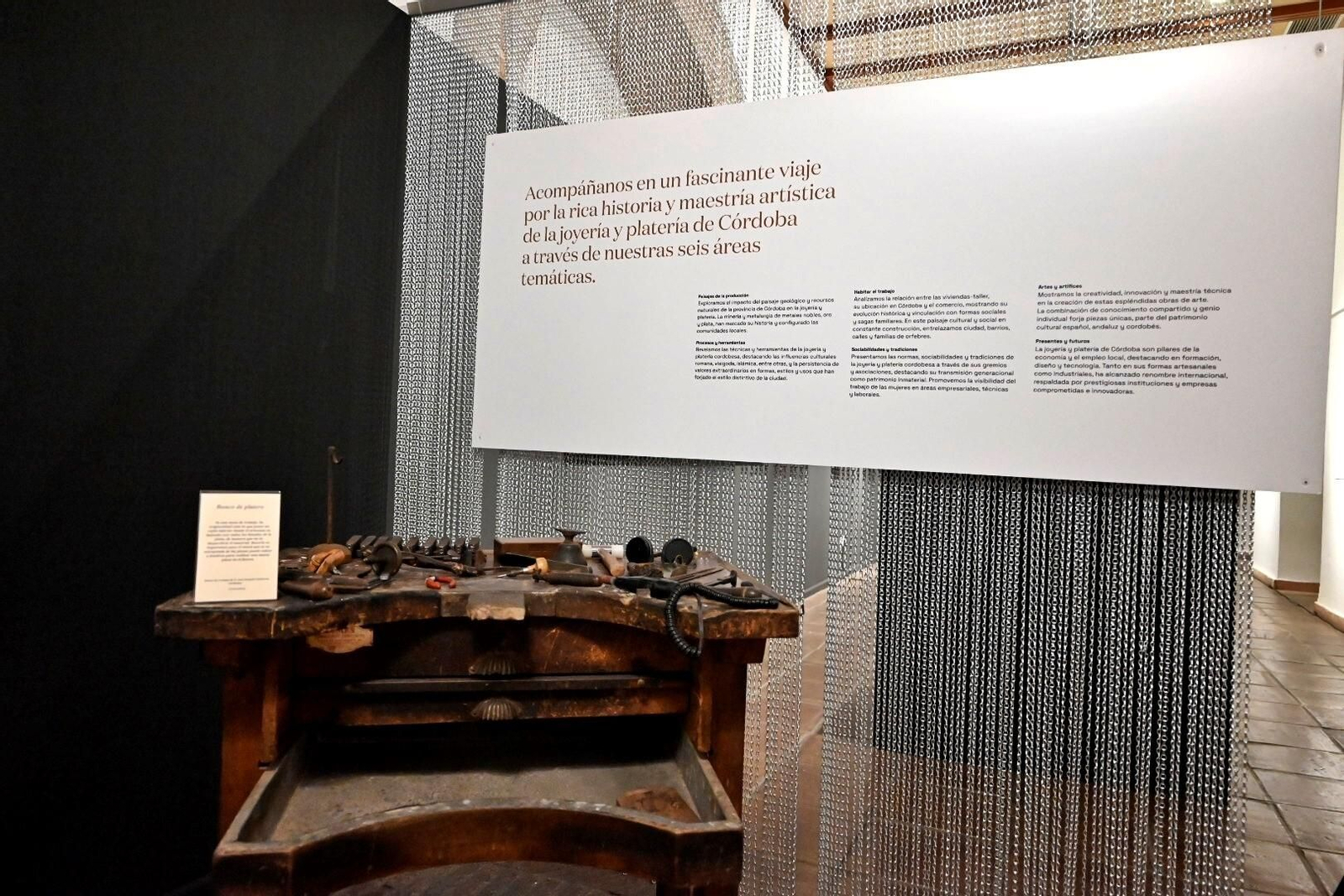 La exposición 'Todo lo que brilla' que recorre la joyería de Córdoba, en imágenes
