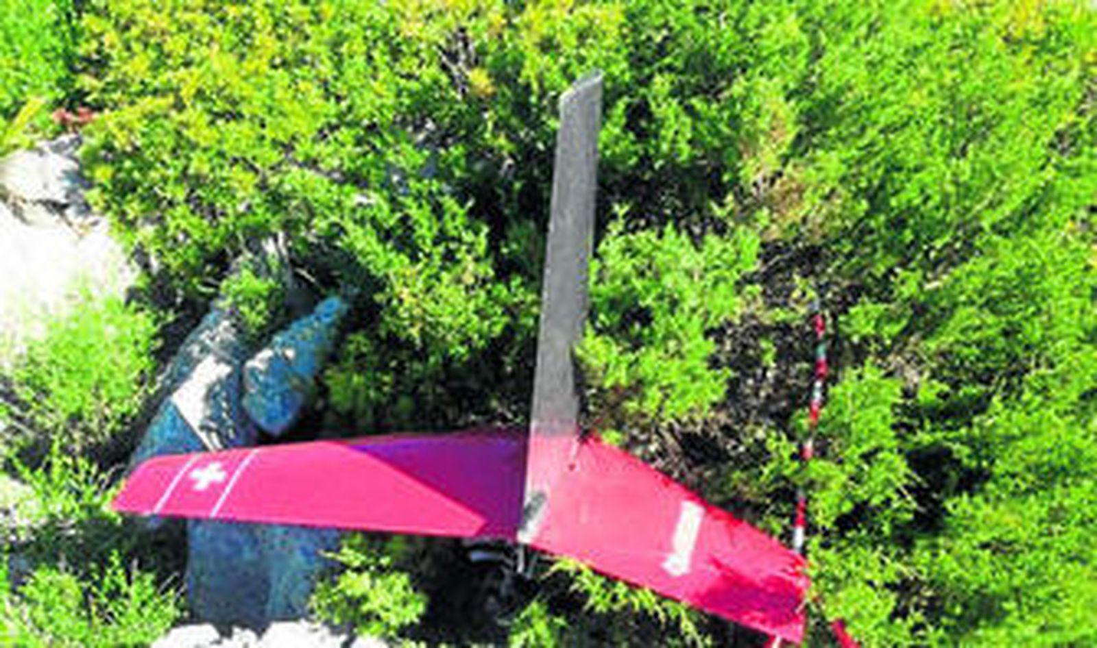 Fallece al estrellarse un helicóptero contra una torre de alta tensión