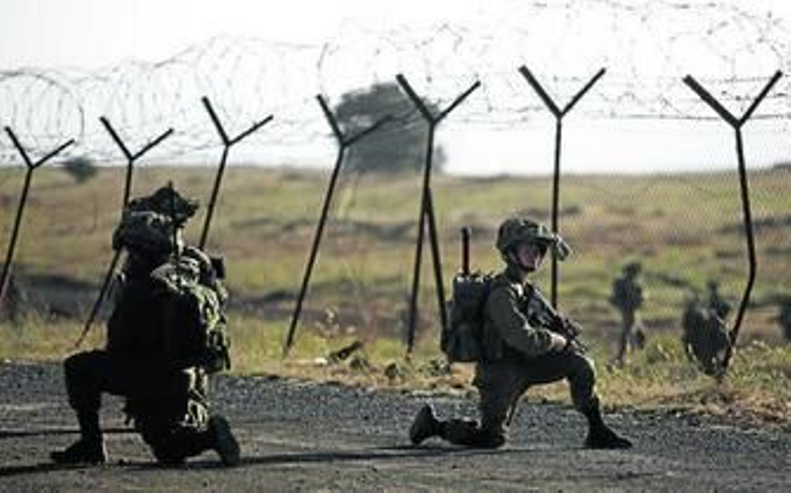 Unos soldados israelíes participan en unos ejercicios militares en un campo de maniobras en la frontera entre Israel y Siria.