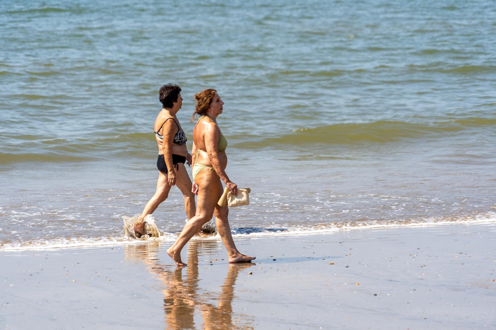 Una mañana de domingo en El Espigón, la playa de Huelva capital.