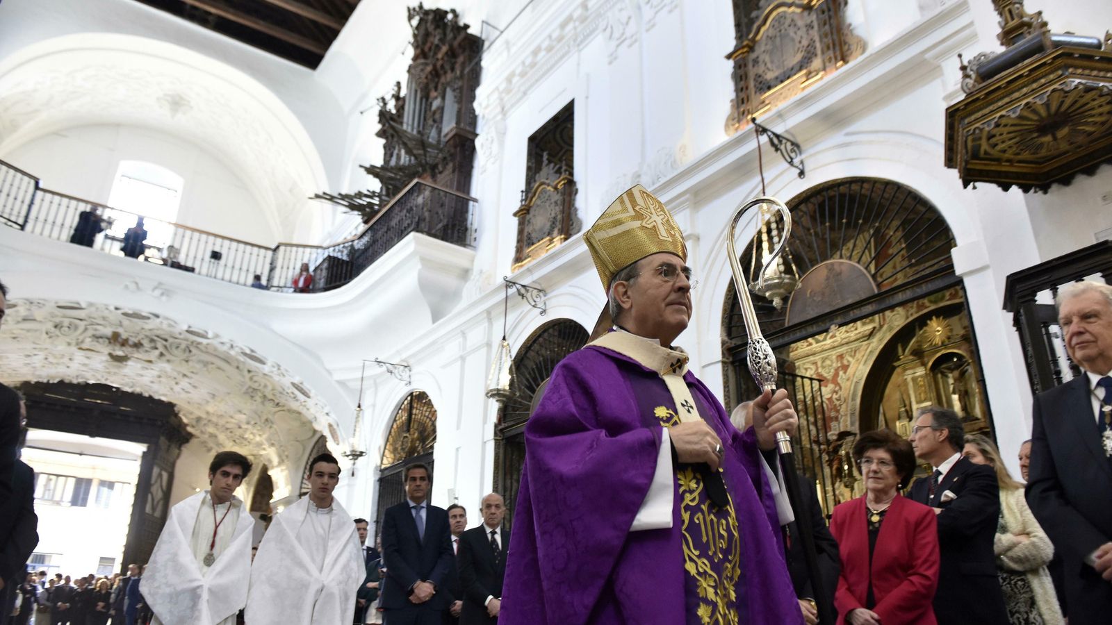 El arzobispo durante la procesión litúrgica previa a la eucaristía. Destaca la blancura del templo.