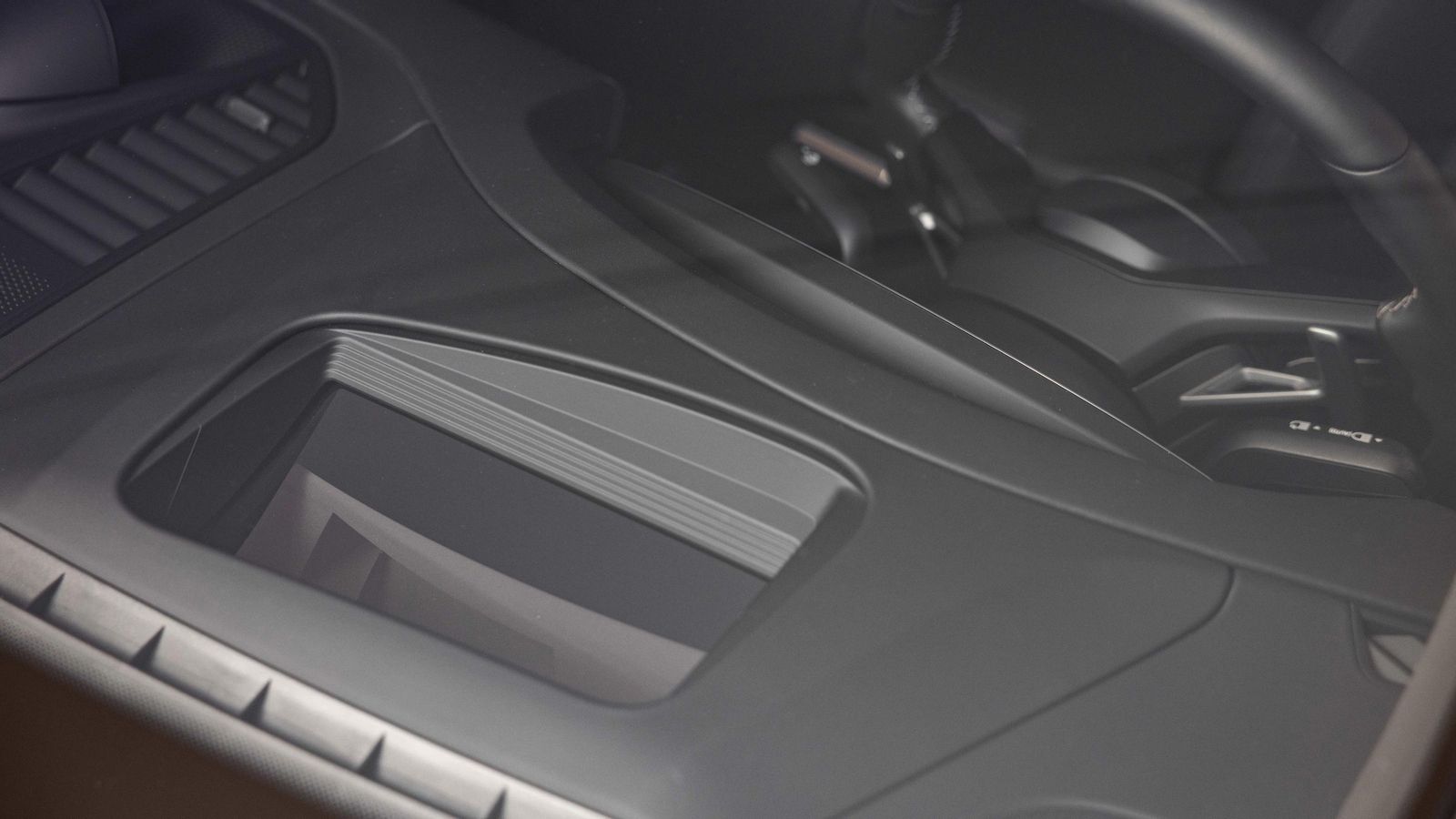 El head-up display complementa la información que ofrece la pantalla de la instrumentación situada tras el volante. El head-up display complementa la información que ofrece la pantalla de la instrumentación situada tras el volante.