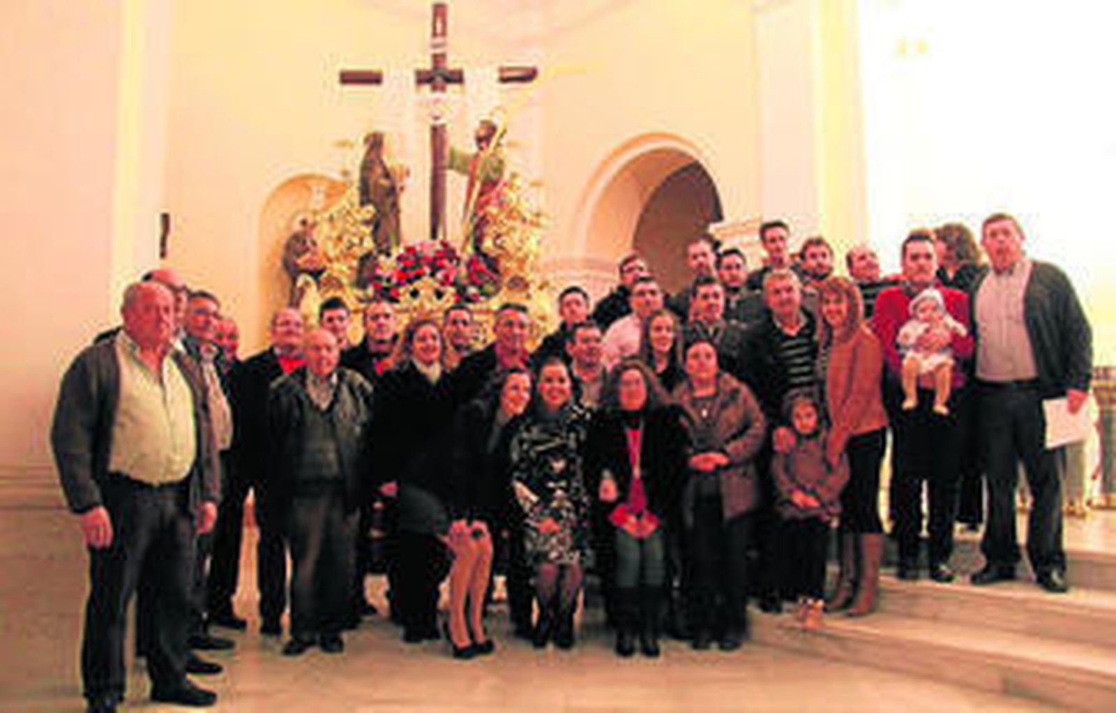 Miembros de la cofradía junto al nuevo paso en la iglesia Santa María de Sorbas.