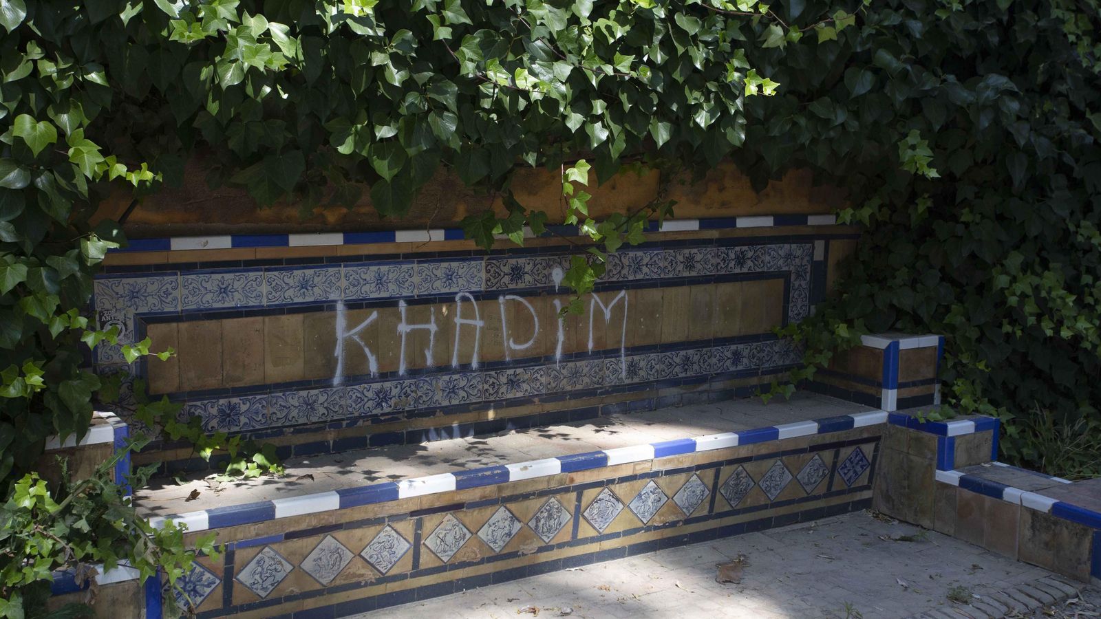 Una pintada en uno de los bancos.