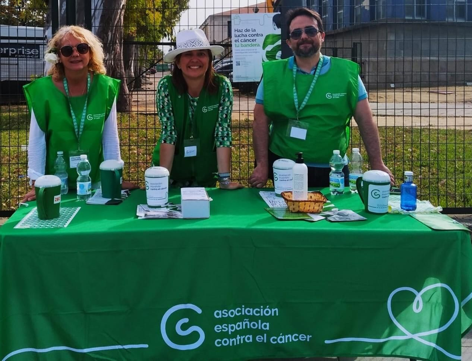 Una mesa de voluntarios de la AECC.
