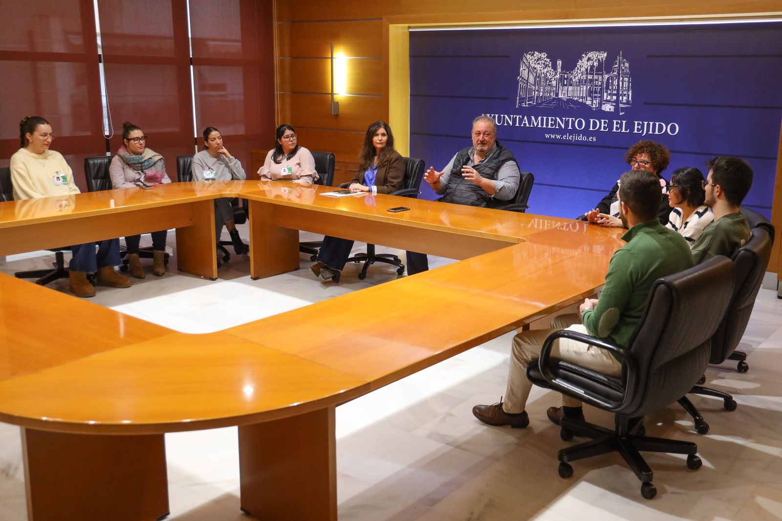 El Ayuntamiento contratará a 12 desempleados en el Ayuntamiento.