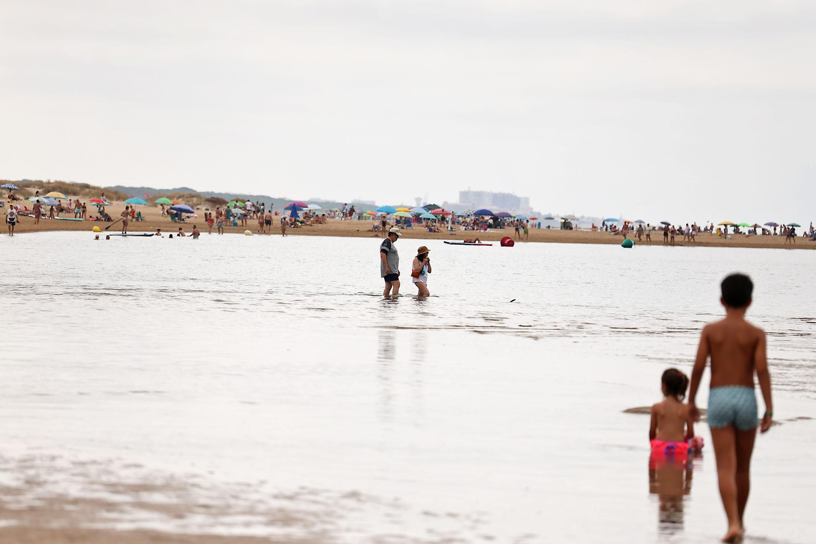 Imágenes del ambiente en las playas de Huelva en la mañana de domingo