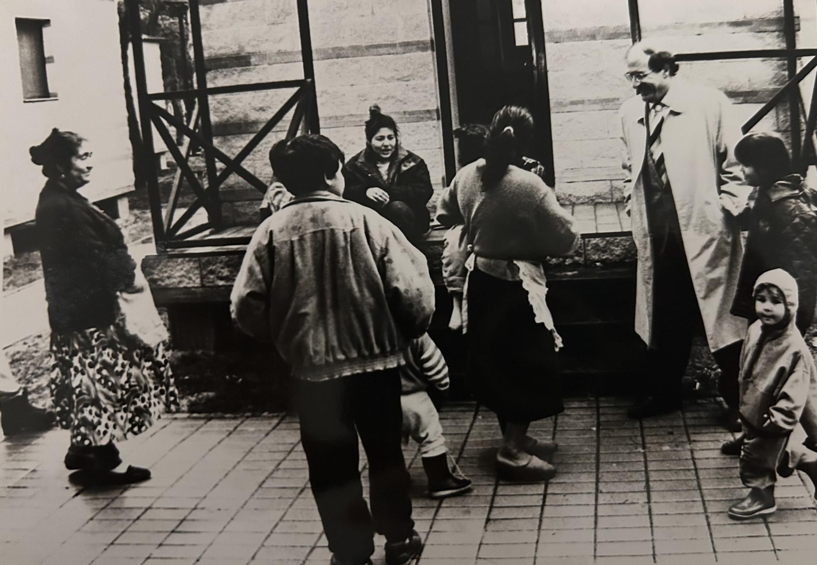 Visita del alcalde, Pedro Rodríguez, a Marismas del Odiel y Barriada de la Navidad por las inundaciones de Huelva en 1996.