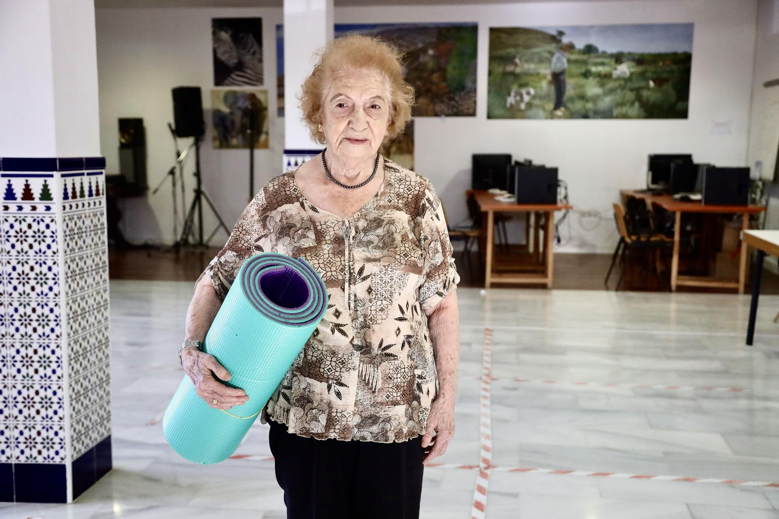 Las fotos de Sara Bullón, vecina de La Luz de 102 años que hace taichí y pinta