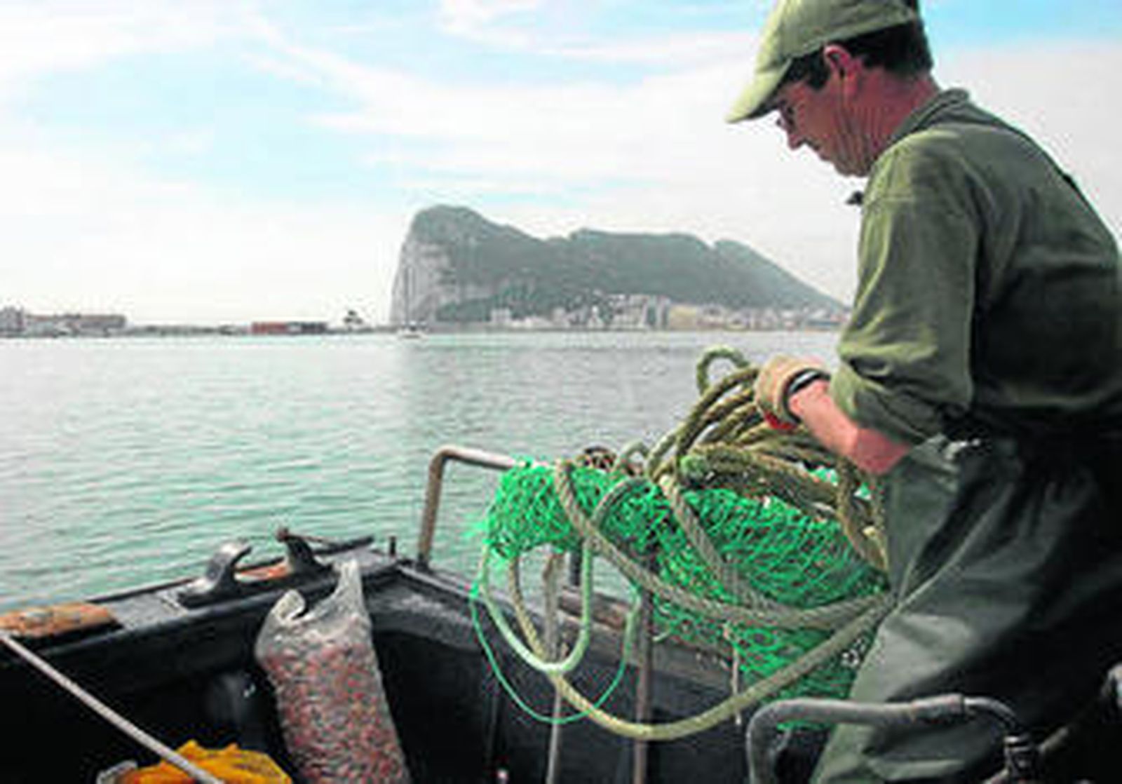Un pescador de la zona, con el Peñón al fondo.