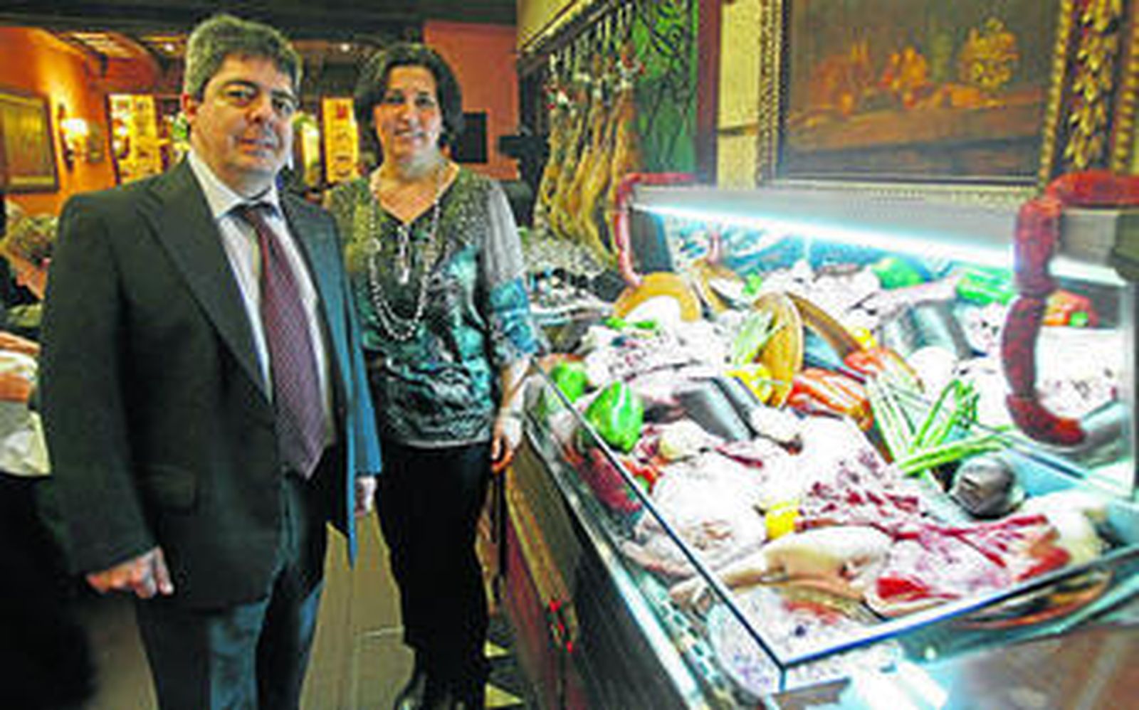 Mayte Córdoba y Luis Miguel Rodríguez, ayer,  en el restaurante gaditano.