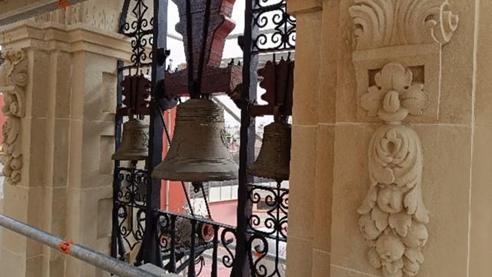Detalle de la espadaña de la fachada