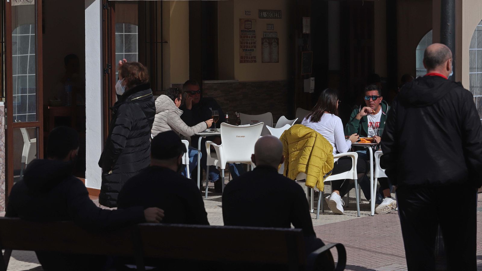 La terraza de un bar en Tarifa.