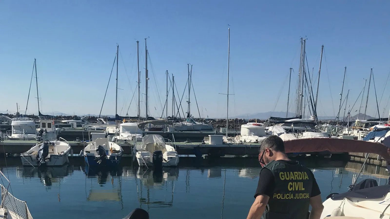 Un agente junto a la embarcación utilizada por los condenados.