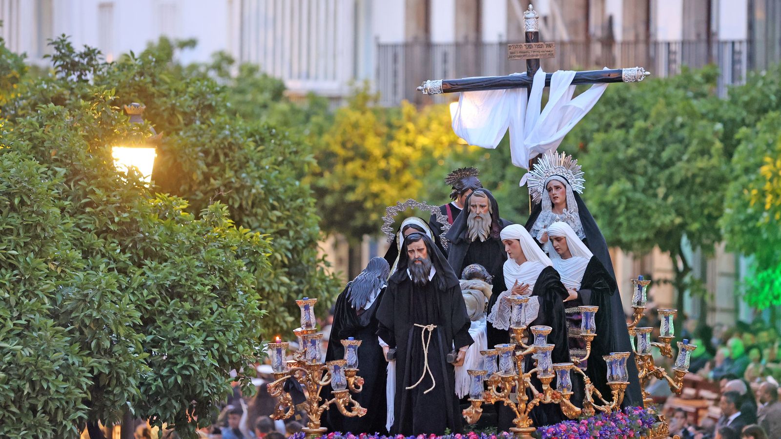 El misterio del traslado al Sepulcro, de la hermandad de Santa Marta, por carrera oficial.