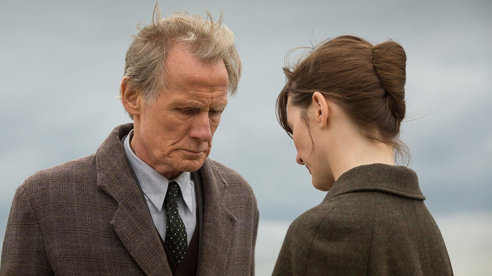 Bill Nighy, soberbio en su papel de cómplice de la librera que interpreta Emily Mortimer, a su derecha en la imagen.
