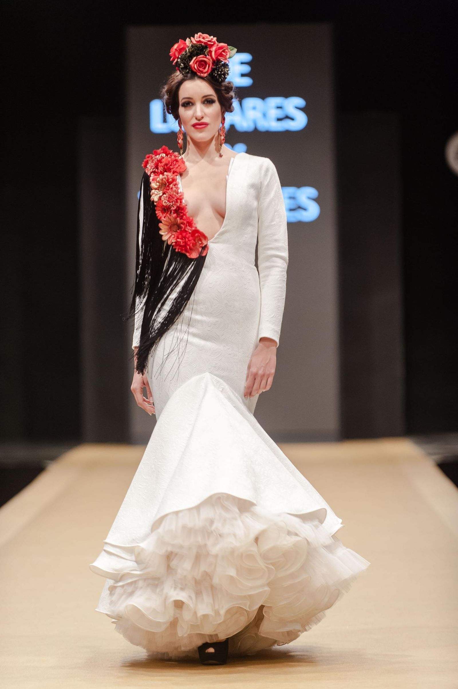 l Un elegante traje con escote pronunciado de De Lunares y Volantes.