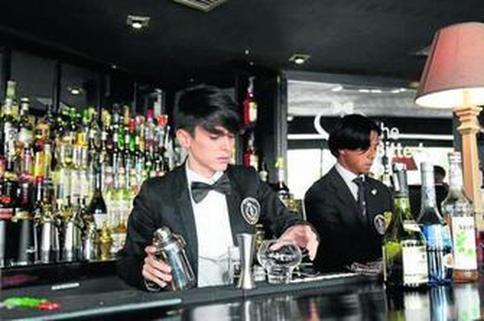 Séfora Polvillo y César Eduardo de la Vega se disponen a hacer sus cócteles en la barra de The Bitter´s Bar.