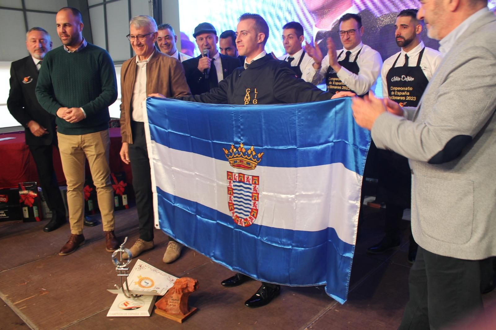 Juan Carlos Garrido, con la bandera de Jerez tras proclamarse campeón de España de la Liga Nacional de Cortadores de Jamón.