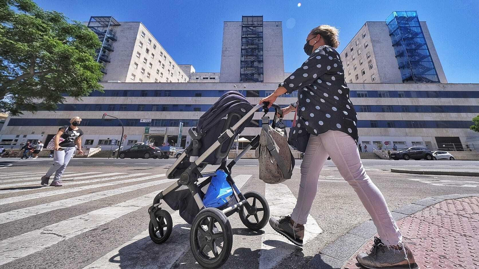 Una mujer pasa por enfrente el hospital Puerta del Mar de Cádiz.
